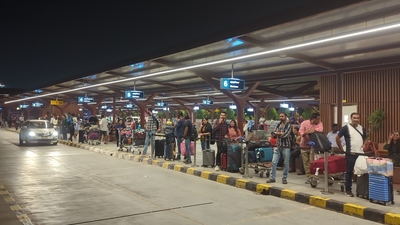 The taxi scene is reportedly the same at all cab aggregator stands, as a smaller number of drivers want to do airport duty due to the long distance from the city and increased toll charges. (X/@nothrixx)