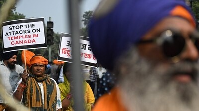 Activists and supporters of the Hindu Sikh Global Forum hold placards as they take part in a protest near the Canadian embassy in New Delhi on November 10, 2024, against the recent attack on a Hindu temple in the city of Brampton, near Toronto in Canada. (Sajjad HUSSAIN / AFP) Activists and supporters of the Hindu Sikh Global Forum hold placards as they take part in a protest near the Canadian embassy in New Delhi on November 10, 2024, against the recent attack on a Hindu temple in the city of Brampton, near Toronto in Canada. (Sajjad HUSSAIN / AFP)