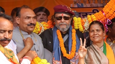 BJP leader Mithun Chakraborty being garlanded during a public meeting in support of BJP candidate from Nirsa Assembly Aparna Sengupta ahead of the Jharkhand Assembly polls. (PTI)