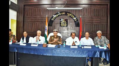 Police officials hold meeting with hoteliers and mall owners. (HT Photo) Police officials hold meeting with hoteliers and mall owners. (HT Photo)