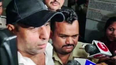 Raipur, Nov 12 (ANI): Bandra Police arrests a man named Faizan Khan in connection with the case of threatening actor Shah Rukh Khan, in Raipur on Tuesday. (ANI Photo) (ANI) Raipur, Nov 12 (ANI): Bandra Police arrests a man named Faizan Khan in connection with the case of threatening actor Shah Rukh Khan, in Raipur on Tuesday. (ANI Photo) (ANI)
