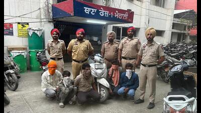 The accused used to target women or cyclists talking over phone, the police said. (HT Photo)