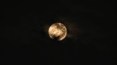 Catch this week's supermoon, the year's fourth, approaching within 225,000 miles of Earth. (Deepak Gupta/HT Photo) Catch this week's supermoon, the year's fourth, approaching within 225,000 miles of Earth. (Deepak Gupta/HT Photo)