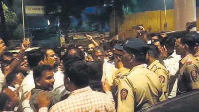 Two Senas clash in Jogeshwari over ‘money for votes’ Two Senas clash in Jogeshwari over ‘money for votes’