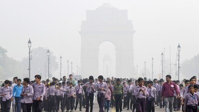 School students visit India amid low visibility due to smog as the air quality falls to ‘severe’ category, at Kartavya Path, in New Delhi on Wednesday. (ANI) School students visit India amid low visibility due to smog as the air quality falls to ‘severe’ category, at Kartavya Path, in New Delhi on Wednesday. (ANI)