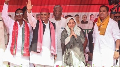 Samajwadi Party chief Akhilesh Yadav with the party's Sisamau assembly constituency bye-election candidate Naseem Solanki. (Pintuverma ) Samajwadi Party chief Akhilesh Yadav with the party's Sisamau assembly constituency bye-election candidate Naseem Solanki. (Pintuverma )