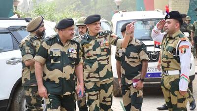 BSF ADG Satish S Khandare reviews security at Jammu border. (HT) BSF ADG Satish S Khandare reviews security at Jammu border. (HT)