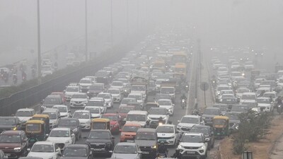 Vehicles move on the Delhi-Gurugram expressway amid low visibility due to fog, in Gurugram, Wednesday, Nov 13, 2024. (PTI) Vehicles move on the Delhi-Gurugram expressway amid low visibility due to fog, in Gurugram, Wednesday, Nov 13, 2024. (PTI)