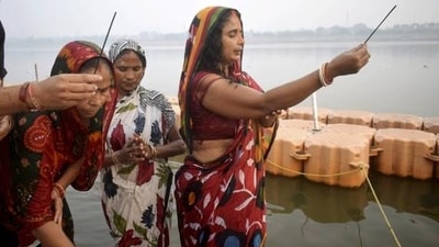Devotees offer prayers on the banks of holy river Ganga (For Representation) Devotees offer prayers on the banks of holy river Ganga (For Representation)