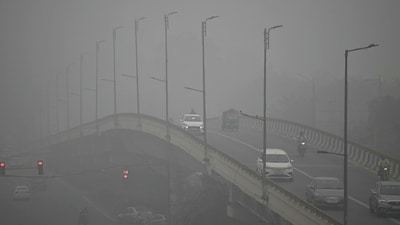 Commuters drive amid dense smog in New Delhi (AFP) Commuters drive amid dense smog in New Delhi (AFP)
