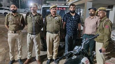 Jammu police said it arrested Selection Grade Constable Mohd Mukhtiyar with 15 grams of heroin and ₹9,000 cash at GMC premises (X/Dis_Pol_Jammu) Jammu police said it arrested Selection Grade Constable Mohd Mukhtiyar with 15 grams of heroin and ₹9,000 cash at GMC premises (X/Dis_Pol_Jammu)