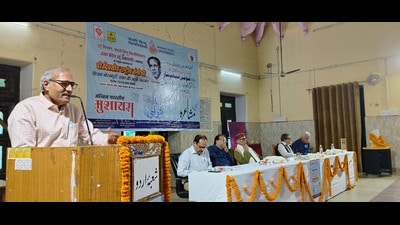 Litterateurs at the seminar on legendary Urdu poet Firaq Gorakhpuri at BHU. (HT ) Litterateurs at the seminar on legendary Urdu poet Firaq Gorakhpuri at BHU. (HT )