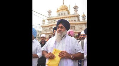Shiromani Akali Dal (SAD) president Sukhbir Singh Badal carrying the letter to be submitted to the Akal Takht in the Golden Temple complex in Amritsar on Wednesday. (Sameer Sehgal/HT) Shiromani Akali Dal (SAD) president Sukhbir Singh Badal carrying the letter to be submitted to the Akal Takht in the Golden Temple complex in Amritsar on Wednesday. (Sameer Sehgal/HT)