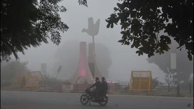 Smoggy conditions prevailed in Chandigarh on Wednesday morning as the air quality continued to remain in the very poor category amid high humidity. (Sant Arora/HT) Smoggy conditions prevailed in Chandigarh on Wednesday morning as the air quality continued to remain in the very poor category amid high humidity. (Sant Arora/HT)