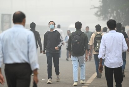 Commuters wear masks to protect themselves from air pollution in Noida on November 13, 2024. (Sunil Ghosh / Hindustan Times) Commuters wear masks to protect themselves from air pollution in Noida on November 13, 2024. (Sunil Ghosh / Hindustan Times)