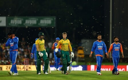 South Africa's Ryan Rickelton and Reeza Hendricks walk off with India players as play is stopped due to flying ants (REUTERS)