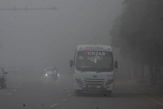 Commuters making their way through the smog in Chandigarh on Wednesday. (Sant Arora/HT) Commuters making their way through the smog in Chandigarh on Wednesday. (Sant Arora/HT)
