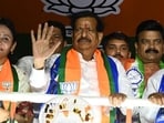 Ganesh Naik addressed a massive campaign rally in Airoli on Wednesday. (Bachchan Kumar/ HT PHOTO)
