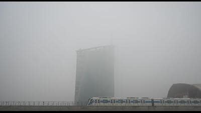 A metro runs braves through smog-induced low visibility at Cyber City metro station near DLF Gateway Tower on Wednesday, when Gurugram air quality index (AQI) dropped to “very poor” levels, logging a reading of 321. (Parveen Kumar/HT Photo)
