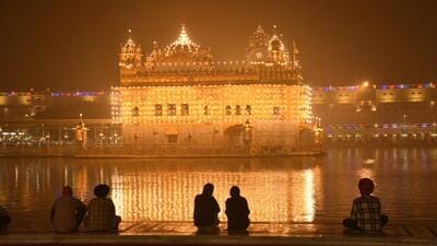 A view of the illuminated Golden Temple on the eve of the birth anniversary of Guru Nanak Dev in Amritsar on Thursday. (Sameer Sehgal/HT) A view of the illuminated Golden Temple on the eve of the birth anniversary of Guru Nanak Dev in Amritsar on Thursday. (Sameer Sehgal/HT)