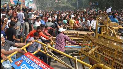 Aspirants overcoming police barriers to reach protest site for the fourth consecutive day of the protest at UPPSC in Prayagraj on Thursday. (HT PHOTO) Aspirants overcoming police barriers to reach protest site for the fourth consecutive day of the protest at UPPSC in Prayagraj on Thursday. (HT PHOTO)