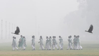 Delhi school students visit Kartavya Path amid low visibility due to smog in New Delhi on Wednesday. (ANI)