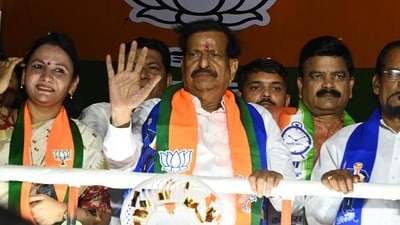 Ganesh Naik addressed a massive campaign rally in Airoli on Wednesday. (Bachchan Kumar/ HT PHOTO) Ganesh Naik addressed a massive campaign rally in Airoli on Wednesday. (Bachchan Kumar/ HT PHOTO)