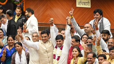 Mahesh Khichi (wearing garland) and Ravinder Bhardwaj (to his right) were elected the mayor and deputy mayor, respectively. (Sanchit Khanna/HT Photo)