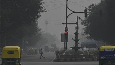 Smog engulfs Connaught Place in New Delhi on Thursday. (RAJ K RAJ /HT PHOTO) Smog engulfs Connaught Place in New Delhi on Thursday. (RAJ K RAJ /HT PHOTO)