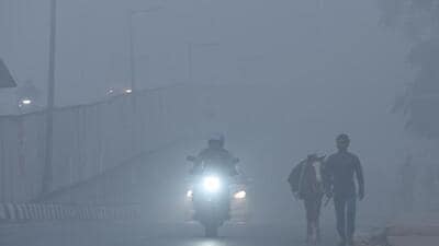 The national Capital reported moderate fog with visibility dipping to 300 metres in parts of the city on Thursday morning. (HT Photo) The national Capital reported moderate fog with visibility dipping to 300 metres in parts of the city on Thursday morning. (HT Photo)