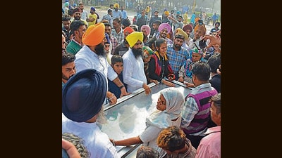 Victim’s family members and supporters blocking Airport Road at the Sector 68/79 intersection in Mohali on Thursday. (Ravi Kumar/HT) Victim’s family members and supporters blocking Airport Road at the Sector 68/79 intersection in Mohali on Thursday. (Ravi Kumar/HT)