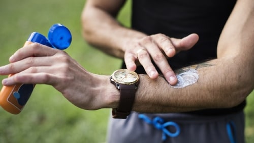 Applying mosquito repellents containing DEET, picaridin, or IR3535 on exposed body parts. (Freepik)