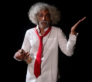 Makrand Deshpande in his solo act, Piyakkad Makrand Deshpande in his solo act, Piyakkad