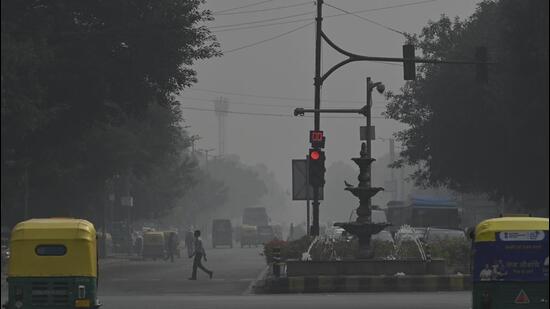 Smog engulfs Connaught Place in New Delhi on Thursday. (RAJ K RAJ /HT PHOTO)