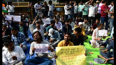 A few dozen students are still outside UPPSC gates demanding conducting RO/ARO examination in one day. (HT photo) A few dozen students are still outside UPPSC gates demanding conducting RO/ARO examination in one day. (HT photo)