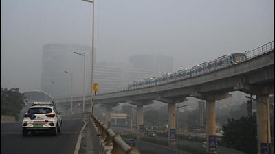 A thick layer of smog engulfs Sikandarpur Metro station in Gurugram on Friday. (Parveen Kumar/HT Photo)