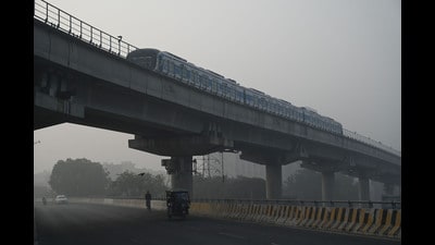 A thick layer of smog seen in Gurugram on Friday. (Parveen Kumar/HT)