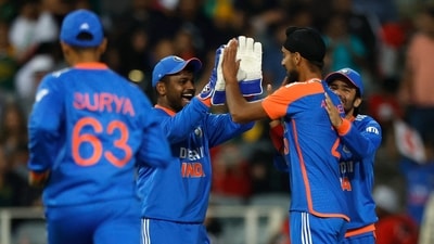 The setting of the sun and the effect of the lights worked in favour of the fast bowlers in the South African innings with Arshdeep Singh and Hardik Pandya making the ball talk and pretty much nipping any slender chances the Proteas had in the first four overs. South Africa were reduced to 10/4 with Arshdeep taking three wickets in his first two overs and Pandya taking one. (AFP) The setting of the sun and the effect of the lights worked in favour of the fast bowlers in the South African innings with Arshdeep Singh and Hardik Pandya making the ball talk and pretty much nipping any slender chances the Proteas had in the first four overs. South Africa were reduced to 10/4 with Arshdeep taking three wickets in his first two overs and Pandya taking one. (AFP)