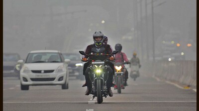 Commuters on a smoggy day in Ludhiana on Friday. (Manish/Hindustan Times) Commuters on a smoggy day in Ludhiana on Friday. (Manish/Hindustan Times)