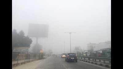 Dense fog on Friday morning in Lucknow (Deepak Gupta/HT) Dense fog on Friday morning in Lucknow (Deepak Gupta/HT)
