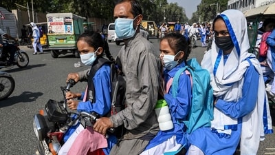 Schools and offices have been shut in parts of India and neighbouring country Pakistan, with masks making a comeback due to worsening air pollution(Photo by Arif ALI / AFP) (AFP) Schools and offices have been shut in parts of India and neighbouring country Pakistan, with masks making a comeback due to worsening air pollution(Photo by Arif ALI / AFP) (AFP)