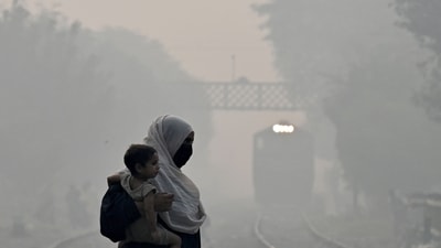 Visibility remains low due to heavy air pollution and smog, making it difficult for trains and flights to operate without delays. (Photo by Arif ALI / AFP) (AFP) Visibility remains low due to heavy air pollution and smog, making it difficult for trains and flights to operate without delays. (Photo by Arif ALI / AFP) (AFP)
