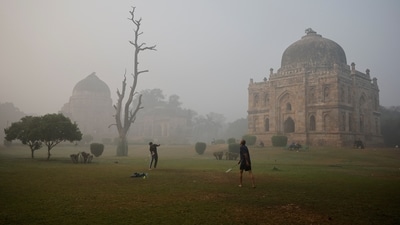 Delhi's Lodhi area remained engulfed with smog as the capital continues to remain one of the most polluted cities in the world. (REUTERS)