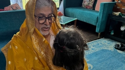 Kunal Kemmu's father, Ravi and daughter Inaaya, in Soha Ali Khan's latest post. Kunal Kemmu's father, Ravi and daughter Inaaya, in Soha Ali Khan's latest post.
