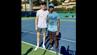 Manas Dhamne with world No.1 Jannik Sinner after having a hit together last month. (Piatti Tennis Centre/HT) Manas Dhamne with world No.1 Jannik Sinner after having a hit together last month. (Piatti Tennis Centre/HT)