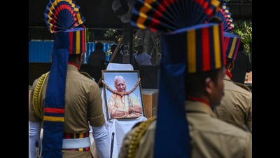 Mumbai, India - November 9, 2024: Police personnel performed full state honors during the funeral of a legendary sarangi player Ram Narayan who passed away at the age of 96 in his residence in Bandra, Mumbai. (Photo by Raju Shinde/HT Photo) (Hindustan Times) Mumbai, India - November 9, 2024: Police personnel performed full state honors during the funeral of a legendary sarangi player Ram Narayan who passed away at the age of 96 in his residence in Bandra, Mumbai. (Photo by Raju Shinde/HT Photo) (Hindustan Times)