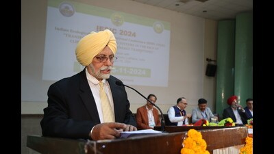 PAU V-C Satbir Singh Gosal addressing the valedictory function during international conference on climate change. (HT Photo) PAU V-C Satbir Singh Gosal addressing the valedictory function during international conference on climate change. (HT Photo)