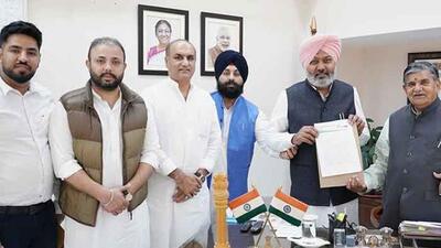 Punjab finance minister Harpal Singh Cheema submitting a memorandum to governor Gulab Singh Kataria in Chandigarh on Friday. State minister Harjot Singh Bains was also part of the AAP delegation that met the Punjab governor. (HT Photo) Punjab finance minister Harpal Singh Cheema submitting a memorandum to governor Gulab Singh Kataria in Chandigarh on Friday. State minister Harjot Singh Bains was also part of the AAP delegation that met the Punjab governor. (HT Photo)