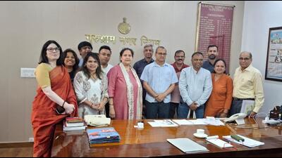 Residents with MCG commissioner Ashok Garg on Thursday. (HT Photo) Residents with MCG commissioner Ashok Garg on Thursday. (HT Photo)