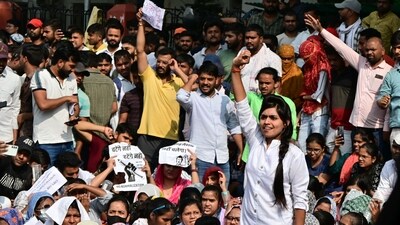 Hundreds of aspirants had staged protests outside the UPPSC office in Prayagraj, demanding a change to the exam format. (HT) Hundreds of aspirants had staged protests outside the UPPSC office in Prayagraj, demanding a change to the exam format. (HT)